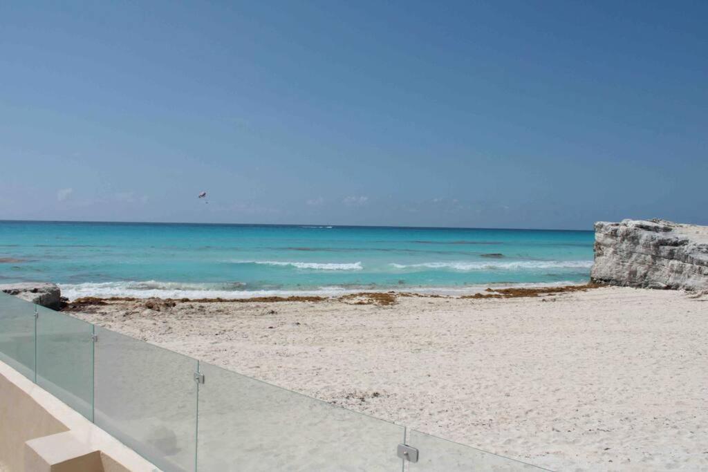 Beach Front Renewed Apartment Cancún Exteriör bild