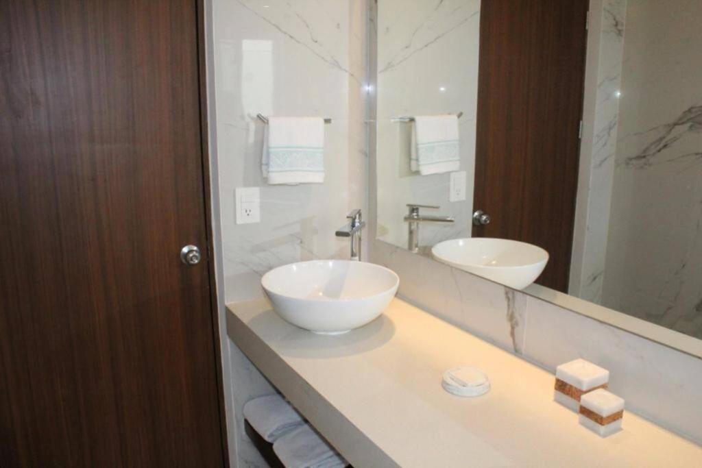 Beach Front Renewed Apartment Cancún Exteriör bild